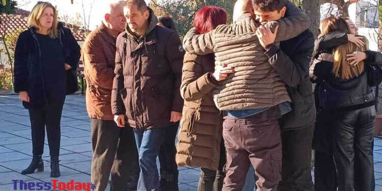 Σε κλίμα οδύνης τελέστηκε η κηδεία της 50χρονης που κατασπάραξαν σκυλιά