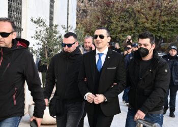 Κασιδιάρης: Με χειροπέδες ορκίστηκε σήμερα δημοτικός σύμβουλος Αθηναίων