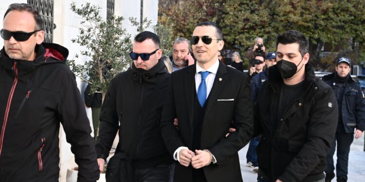 Κασιδιάρης: Με χειροπέδες ορκίστηκε σήμερα δημοτικός σύμβουλος Αθηναίων
