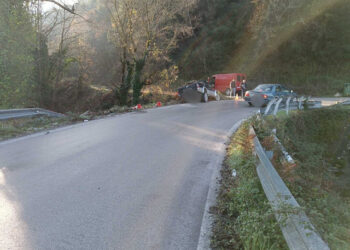 Τροχαίο σε σημείο καρμανιόλα της ΕΟ Αγρινίου – Καρπενησίου (φωτο)