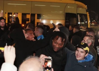 ΑΕΚ: Οι φίλοι της ομάδας υποδέχθηκαν την αποστολή στο Αγρίνιο