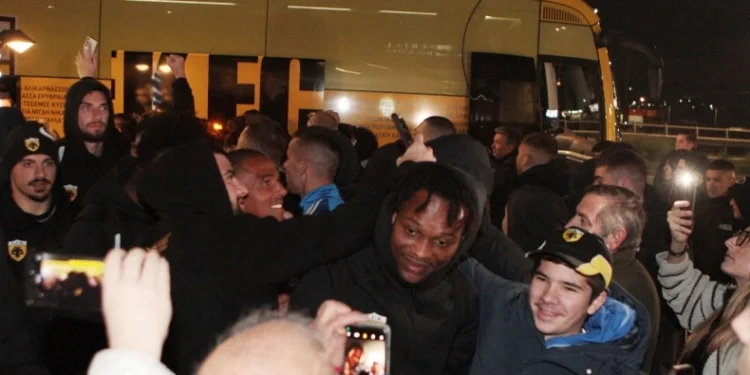 ΑΕΚ: Οι φίλοι της ομάδας υποδέχθηκαν την αποστολή στο Αγρίνιο