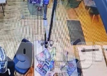 Αγρίνιο: Βίντεο που μπουκάρουν οι ανήλικοι ληστές στο πρακτορείο ΟΠΑΠ