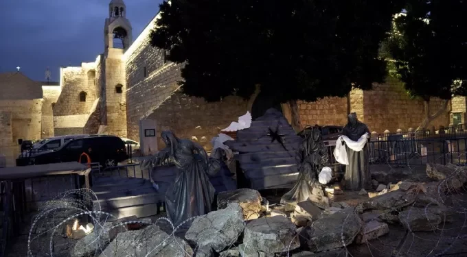 Μαύρα Χριστούγεννα φέτος στην Βηθλεέμ της Δυτικής Όχθης – Η συγκλονιστική φάτνη έξω από το Ναό της Γέννησης