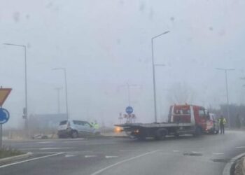 Εκτροπή οχήματος, κατέληξε πάνω στον… κόμβο!