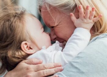 500 ευρώ κάθε μήνα σε παππούδες – γιαγιάδες για να φροντίζουν τα εγγόνια τους