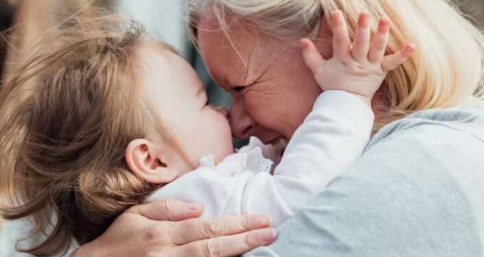 500 ευρώ κάθε μήνα σε παππούδες – γιαγιάδες για να φροντίζουν τα εγγόνια τους