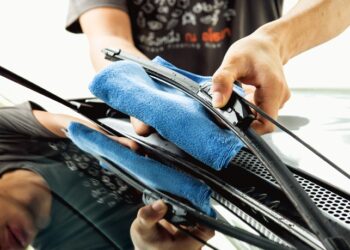 Αγρίνιο: Συλλήψεις γιατί πουλούσαν παράνομα υαλοκαθαριστήρες