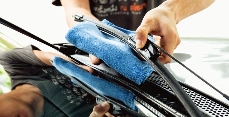 Αγρίνιο: Συλλήψεις γιατί πουλούσαν παράνομα υαλοκαθαριστήρες