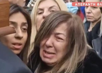 «Λύγισε» η σύζυγος του Βασίλη Καρρά με τα τραγούδια στο τέλος της κηδείας του