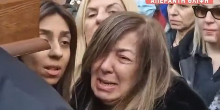 «Λύγισε» η σύζυγος του Βασίλη Καρρά με τα τραγούδια στο τέλος της κηδείας του