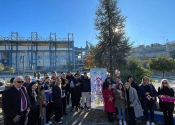 Παναιτωλικός & ΚΔΑΠ ΜΕΑ Αγρινίου στόλισαν το χριστουγεννιάτικο δέντρο στην πλατεία του γηπέδου