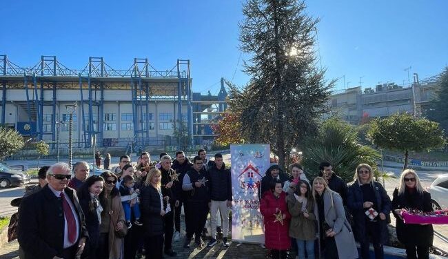 Παναιτωλικός & ΚΔΑΠ ΜΕΑ Αγρινίου στόλισαν το χριστουγεννιάτικο δέντρο στην πλατεία του γηπέδου