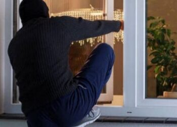 Καινούργιο: Του έκλεψαν τα παντζούρια από το σπίτι του!