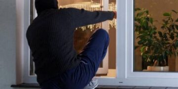 Καινούργιο: Του έκλεψαν τα παντζούρια από το σπίτι του!