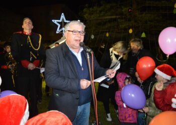 Παρουσία πλήθους κόσμου το άναμμα του Χριστουγεννιάτικου δέντρου στην Πρέβεζα