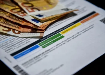 ΥΠΕΝ: διευκρινιστικό βίντεο για τα νέα χρωματιστά τιμολόγια ρεύματος