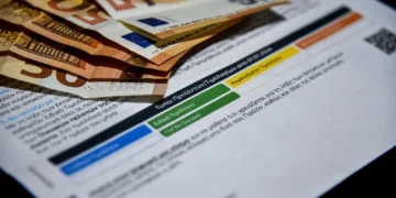 ΥΠΕΝ: διευκρινιστικό βίντεο για τα νέα χρωματιστά τιμολόγια ρεύματος