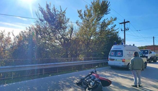 Σοβαρό τροχαίο με τραυματισμό μοτοσικλετιστή στο Θέρμο