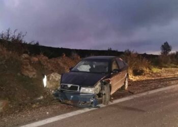 Θέρμο:ιχ βγήκε εκτός δρόμου και συγκρούστηκε με βράχο!
