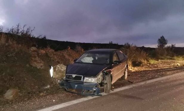 Θέρμο:ιχ βγήκε εκτός δρόμου και συγκρούστηκε με βράχο!