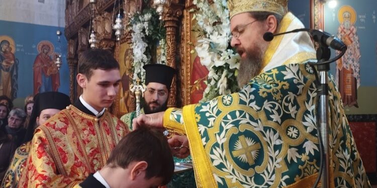 Αγρίνιο: Ο Μητροπολίτης χειροθέτησε Αναγνώστες, τον Φώτη Κατσιμάρδο, απόφοιτο Λυκείου και τον Σωτήρη Παναγιωτόπουλο, μαθητή Γυμνασίου