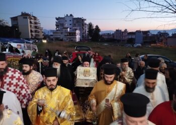 Πλήθος πιστών στην υποδοχή των Ιερών Λειψάνων Αγίων Τριών Ιεραρχών στο Αγρίνιο-Λαμπρός ο εορτασμός του Αγίου Γρηγορίου