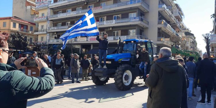 Συγκέντρωση – συλλαλητήριο αγροτών στην πλατεία του Αγρινίου (βιντεο-φωτο)