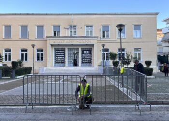 Μεσολόγγι: Κάγκελα έξω από τα δικαστήρια – Φόβοι για «οργή λαού» κατά του κρεοπώλη
