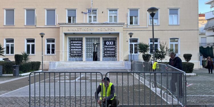 Μεσολόγγι: Κάγκελα έξω από τα δικαστήρια – Φόβοι για «οργή λαού» κατά του κρεοπώλη