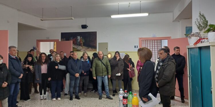 Εσπερινό Γυμνάσιο – Γενικό Λύκειο Αγρινίου: Κοπή βασιλόπιτας και ευχές για τη νέα χρονιά σε «ζεστή» ατμόσφαιρα