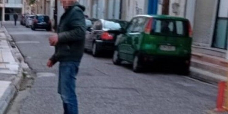 Πανικός στο Μεσολόγγι με άνδρα που κυκλοφορεί με μαχαίρι!