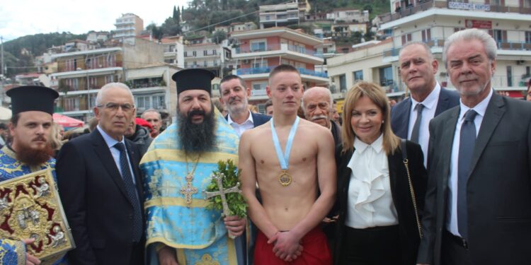 Η Αμφιλοχία γιόρτασε τα Θεοφάνεια!-Ο Ερμής Κατσικοκέρης έπιασε το Σταυρό!