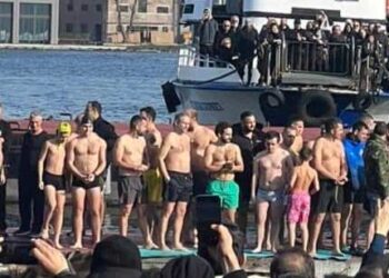 Θεοφάνεια στην Κωνσταντινούπολη: Ο Αγρινιώτης Γιώργος Ρόμπολας βούτηξε για να πιάσει τον τίμιο Σταυρό