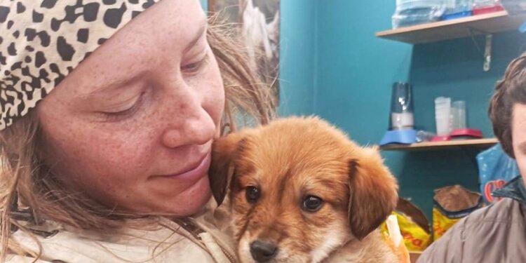 Μεσολόγγι: Σοκαρίστηκαν Πολωνοί ποδηλάτες όταν βρήκαν σκυλάκι μέσα σε σακούλα και πεταμένο στο δρόμο και το …..υιοθέτησαν!(βιντεο)