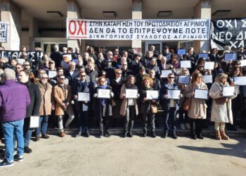 Δυναμική συγκέντρωση διαμαρτυρίας ενάντια στη κατάργηση του Πρωτοδικείου Αγρινίου(ΒΙΝΤΕΟ-ΦΩΤΟ)