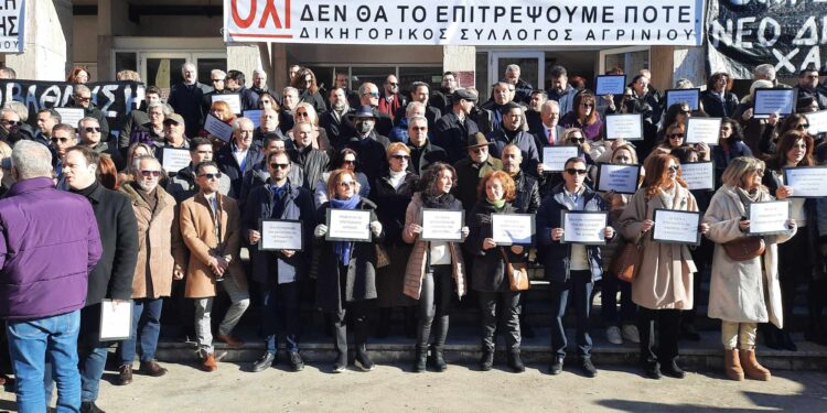 Δυναμική συγκέντρωση διαμαρτυρίας ενάντια στη κατάργηση του Πρωτοδικείου Αγρινίου(ΒΙΝΤΕΟ-ΦΩΤΟ)