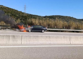 Αυτοκίνητο πήρε φωτιά στην Ιονία Οδό