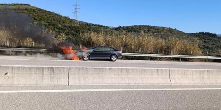 Αυτοκίνητο πήρε φωτιά στην Ιονία Οδό