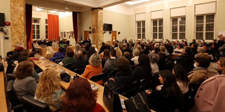 Αγρίνιο/Πλήθος κόσμου στην παρουσίαση του βιβλίου της Βίκυς Φλέσσα «Γιατί ψυχανάλυση, κύριε Γιωσαφάτ;»