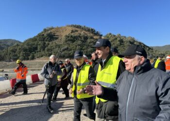Στο έργο αντλησιοταμίεσης στην Αλευράδα ο Κυριάκος Μητσοτάκης συνοδευόμενος από τον Δήμαρχο Αμφιλοχίας