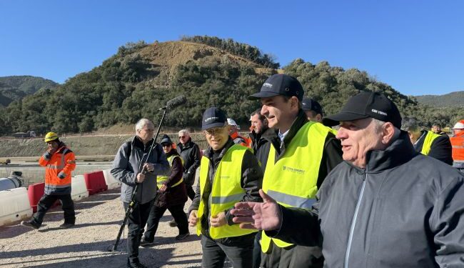 Στο έργο αντλησιοταμίεσης στην Αλευράδα ο Κυριάκος Μητσοτάκης συνοδευόμενος από τον Δήμαρχο Αμφιλοχίας