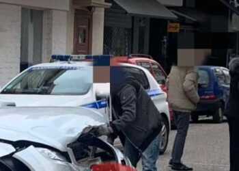 Σφοδρή σύγκρουση τριών οχημάτων στο κέντρο του Μεσολογγίου