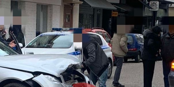 Σφοδρή σύγκρουση τριών οχημάτων στο κέντρο του Μεσολογγίου