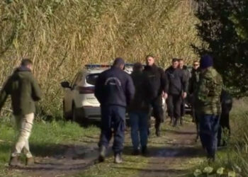 Μεσολόγγι: Νέες ομάδες εθελοντών στις έρευνες για τον Μπάμπη – Συγκλονιστικές σκηνές έξω από το δικαστικό μέγαρο