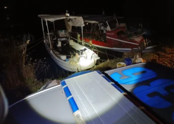 Τους “τσίμπησε” το Λιμενικό Αμφιλοχίας να ψαρεύουν ολοθούρια με παράνομα αλιευτικά εργαλεία