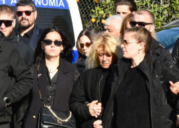 Μεσολόγγι: Σε κλίμα οδύνης η κηδεία του Μπάμπη – «Αχ παιδάκι μου», ο σπαραγμός της μητέρας, δείτε live