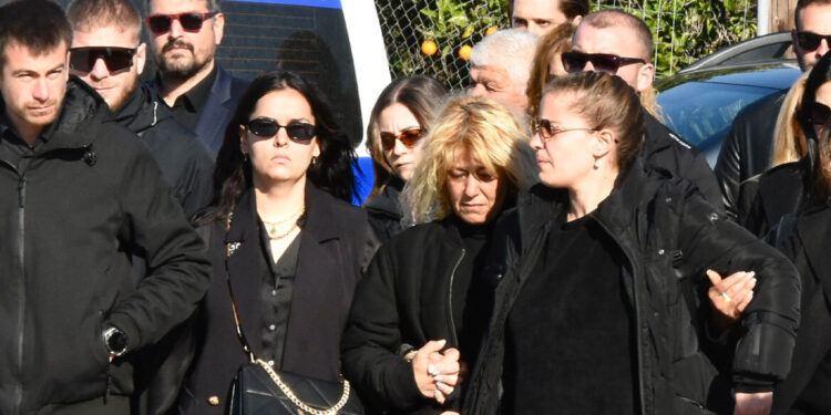 Μεσολόγγι: Σε κλίμα οδύνης η κηδεία του Μπάμπη – «Αχ παιδάκι μου», ο σπαραγμός της μητέρας, δείτε live