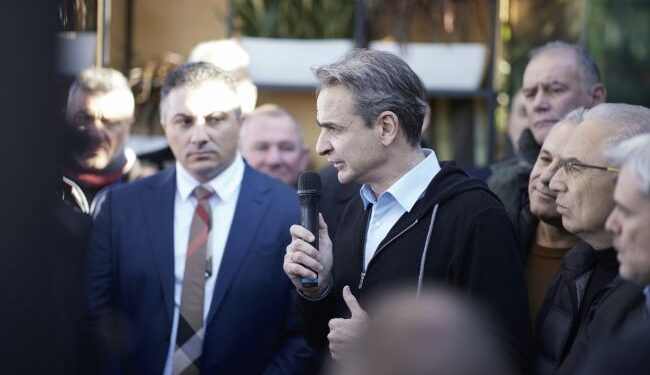 Συνάντηση Μητσοτάκη με πολίτες μετά τους αγρότες στη Βόνιτσα