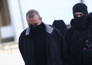 Κολωνός: Ένταση κατά τη μεταγωγή των κατηγορουμένων – Η μητέρα επιχείρησε να λιντσάρει τον Ηλία Μίχο